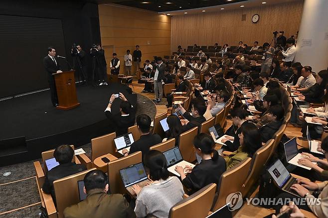 최태원 회장, SK텔레콤 해킹 사태 대국민 사과 (서울=연합뉴스) 서명곤 기자 = 최태원 SK그룹 회장이 7일 서울 중구 SKT타워에서 열린 유심 정보 유출 관련 일일 브리핑에 참석, SK텔레콤에서 일어난 해킹 피해에 대해 대국민 사과를 하고 있다. 2025.5.7 [공동취재] seephoto@yna.co.kr