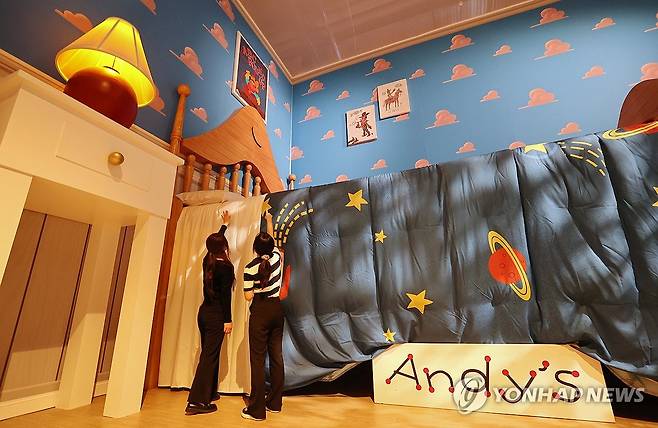 '토이 스토리 주인공 체험' (서울=연합뉴스) 이재희 기자 = 7일 서울 성동구 성수문화예술마당에서 열린 '문도 픽사: 픽사, 상상의 세계로' 전시 언론 공개 행사에서 관계자들이 애니메이션 '토이 스토리' 전시물을 체험하고 있다. 2025.5.7 scape@yna.co.kr