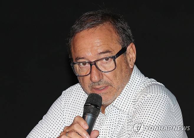 인사말하는 페르난도 모야 프로듀서 (서울=연합뉴스) 이재희 기자 = 7일 서울 성동구 성수문화예술마당에서 열린 '문도 픽사: 픽사, 상상의 세계로' 전시 언론 공개 행사에서 페르난도 모야 프로듀서가 인사말을 하고 있다. 2025.5.7 scape@yna.co.kr