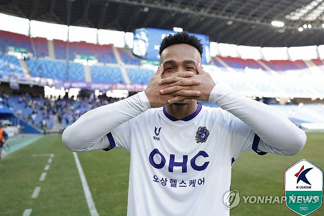 K리그2 득점왕 출신 모따 'K리그1도 접수!' (서울=연합뉴스) 16일 울산문수경기장에서 열린 하나은행 K리그1 2025 1라운드 울산 HD와 FC안양의 경기에서 후반 추가시간 결승골을 터트린 안양 모따가 경기 후 포즈를 취하고 있다.
    브라질 출신 모따는 2024시즌 K리그2 천안시티에서 35경기에 출전해 16골 5도움을 기록해 득점왕 및 공격수 부문 베스트11에 올랐으며 올해 1월 이번 시즌부터 1부리그에 합류한 FC안양에 합류했다. 2025.2.16 [한국프로축구연맹 제공. 재판매 및 DB 금지] photo@yna.co.kr