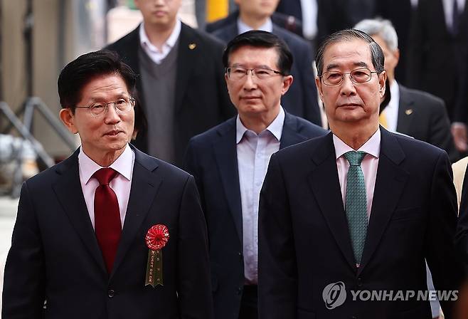 김문수 대선 후보-한덕수 대선 예비후보 (서울=연합뉴스) 윤동진 기자 = 국민의힘 김문수 대선 후보(왼쪽)와 무소속 한덕수 대선 예비후보가 5일 서울 종로구 조계사에서 열린 불기 2569년 부처님오신날 봉축법요식에 참석하고 있다. 2025.5.5 mon@yna.co.kr