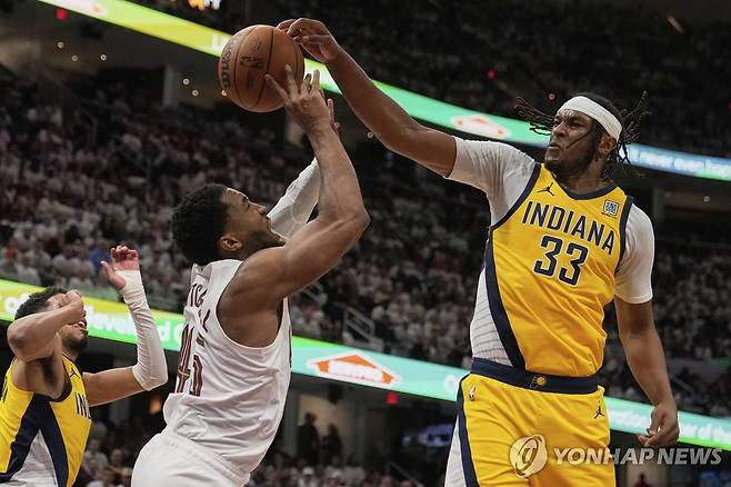 도너번 미첼의 슛 막는 인디애나의 마일스 터너(33번) [AP=연합뉴스]