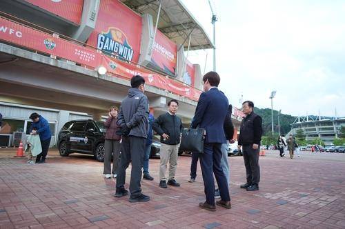 입장을 제지당한 육동한 춘천시장과 공무원 [춘천시 제공. 재판매 및 DB 금지]