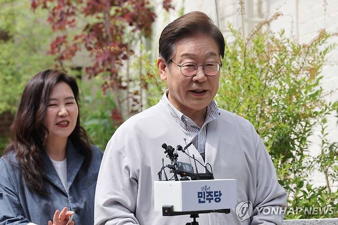 '파기환송심 연기' 관련 입장 밝히는 이재명 후보 (전주=연합뉴스) 류영석 기자 = 더불어민주당 이재명 대선 후보가 '골목골목 경청투어:국토종주편'에 나선 7일 전북 전주시 완산구의 한 카페에서 'K-콘텐츠' 산업 진흥 간담회를 마친 뒤 고법의 '파기환송심 연기' 관련 입장을 밝히고 있다.
    이날 서울고등법원은 오는 15일 예정됐던 이 후보의 공직선거법 위반 혐의 사건 파기환송심 첫 공판을 오는 6월 18일로 연기했다. 2025.5.7 ondol@yna.co.kr