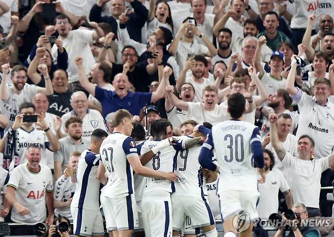 토트넘 선수단과 팬 [EPA=연합뉴스]
