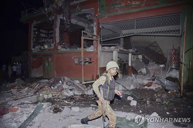 인도·파키스탄 충돌 7일 파키스탄령 카슈미르 무자파라바드 인근에서 파키스탄군이 인도 미사일 공격으로 파손된 것으로 보이는 건물을 살펴보고 있다.
[AP 연합뉴스 자료사진. 재판매 및 DB 금지]