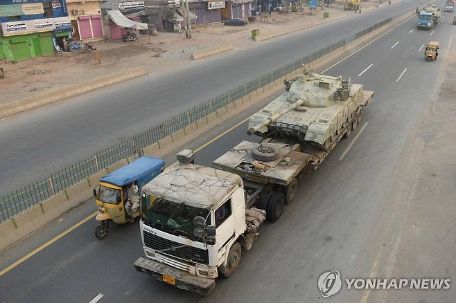 인도·파키스탄 무력충돌 (무리드케[파키스탄] AFP=연합뉴스) 7일 파키스탄 펀자브주 무리드케의 한 도로에 군용 전차를 실은 트럭들이 이동하고 있다. 2025.5.7. photo@yna.co.kr