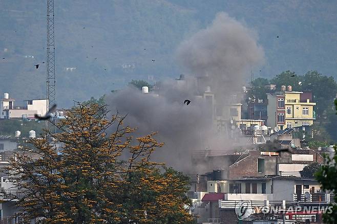 인도·파키스탄 무력충돌 (푼치[인도] AFP=연합뉴스) 인도 잠무 지역 푼치에 포탄이 떨어진 후 연기가 피어오르고 있다. 2025.5.7. photo@yna.co.kr