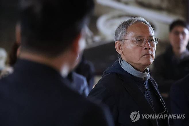 문화도시 사업 계획 듣는 유인촌 장관 (속초=연합뉴스) 류호준 기자 = 7일 오후 강원 속초시 청호동 수산물공동할복장을 방문한 유인촌 문화체육관광부 장관이 문화도시 사업 계획을 듣고 있다. 2025.5.7 ryu@yna.co.kr