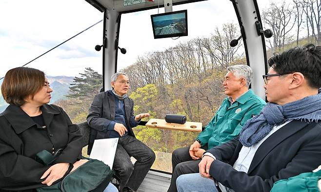 케이블카로 가리왕산 정상으로 이동 중인 유인촌 문체부 장관과 최승준 정선군수 [문화체육관광부 제공. 재판매 및 DB 금지]