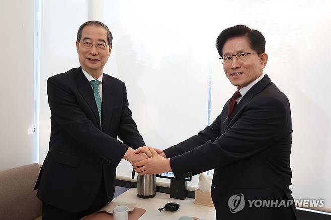 악수하는 김문수 후보와 한덕수 예비후보 (서울=연합뉴스) 황광모 기자 = 국민의힘 김문수 대선후보(오른쪽)와 무소속 한덕수 대선 예비후보가 7일 서울 종로구의 한 식당에서 후보 단일화 관련 회동을 하기 전 악수하고 있다. 2025.5.7 [공동취재] hkmpooh@yna.co.kr