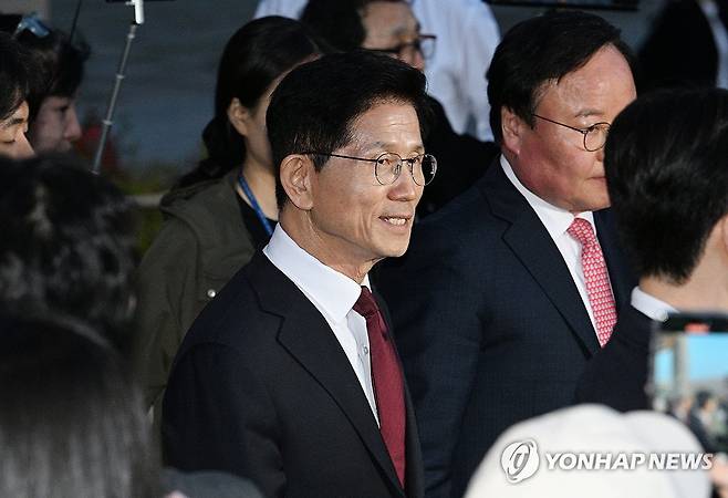 김문수-한덕수, '단일화 담판' 결렬 (서울=연합뉴스) 황광모 기자 = 국민의힘 김문수 대선 후보가 7일 서울 종로구의 한 식당에서 무소속 한덕수 대선 예비후보와 후보 단일화 관련 회동을 마친 뒤 브리핑을 하고 있다. 
    국민의힘 김 후보와 무소속 한 예비후보는 후보 단일화 논의를 이날 위해 만났지만, 합의된 사항 없이 끝났다. 2025.5.7 [공동취재] hkmpooh@yna.co.kr