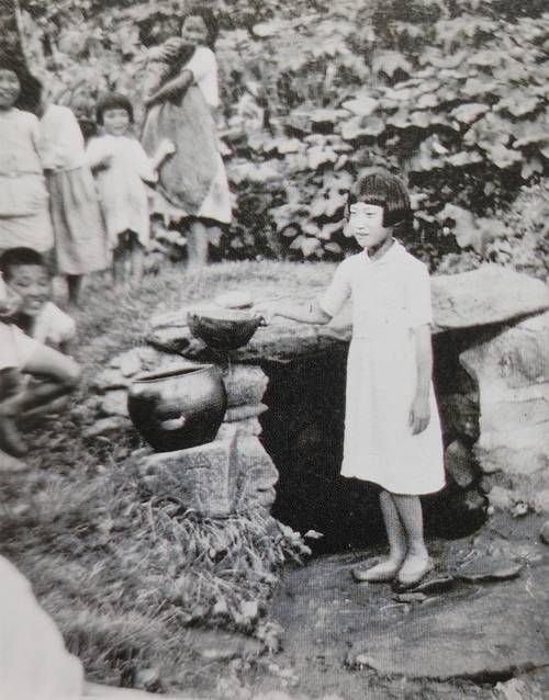 선두포 마을의 공동우물. 마을 공동우물에서 한 여자 어린이가 머리에 이고 갈 항아리에 물을 긷고 있다. / ‘오스굿의 강화도 연구, 1947년’ 318쪽.