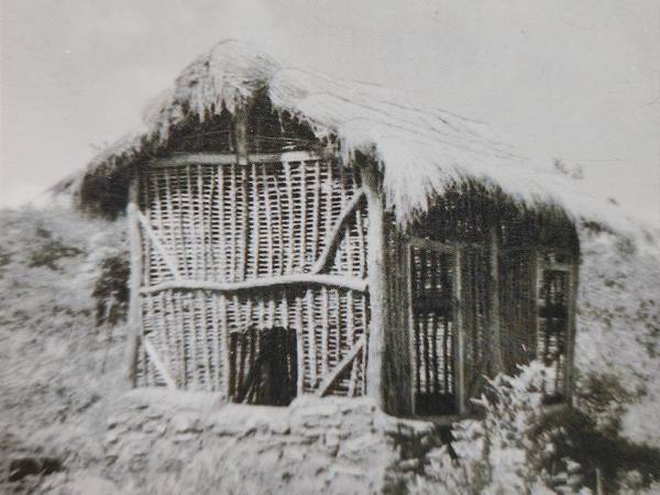 정체불명의 집 구조물. 선두포 마을 어딘가에 서 있었을 집 구조물. 무엇을 위한 집이었는지 그 용도가 궁금하다. / ‘오스굿의 강화도 연구, 1947년’ 128쪽.