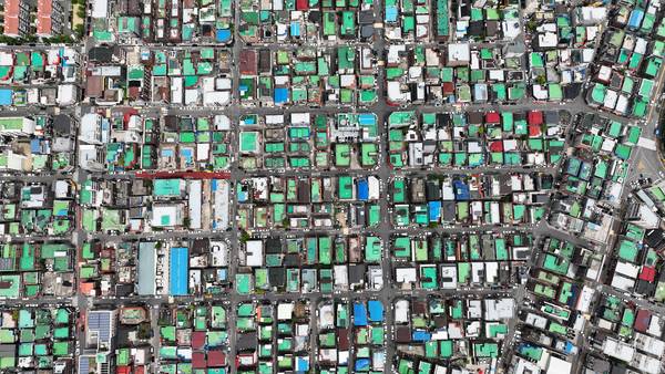 불법 개조 사실을 모른 채 근생빌라를 매입한 피해자들이 이행강제금 부과 등 고통에 방치된 가운데 최근 근생빌라를 양성화하는 특별법이 발의돼 피해 구제가 논의될 전망이다. 사진은 건축법 위반 사례가 발생한 수원시 팔달구 빌라 밀집지역. 2025.5.8 /임열수기자 pplys@kyeongin.com