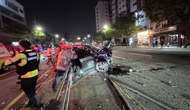 ▲ 8일 새벽 인천 남동구 한 도로에서 승용차가 중앙선을 넘어 마주 오던 스포츠유틸리티차(SUV)를 들이받아 2명이 죽고 4명이 다치는 대형 사고가 발생했다. /사진제공=인천소방본부
