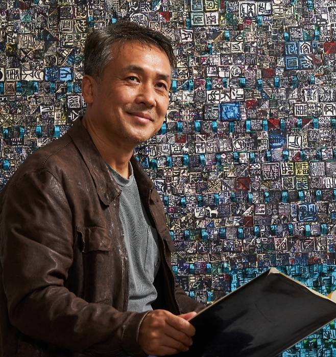 ▲ 이관우 작가가 과천박물관에 기증한 '과지초당' 앞에서 자신의 작품관에 대해 설명하고 있다.