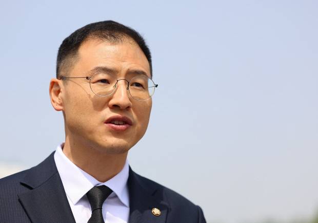 김상욱 의원이 8일 서울 동작구 현충원에서 참배 후 탈당 입장을 밝히고 있다. /연합뉴스