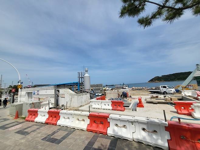 8일 찾은 울산 일산해수욕장 일대. 주 입구 주변 일산오수중계펌프장 지중화 공사가 한창이다