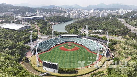 ▲ 국내 최초로 유스호스텔이 들어서게되는 울산 문수야구장 전경. 김도현기자 do@ksilbo.co.kr