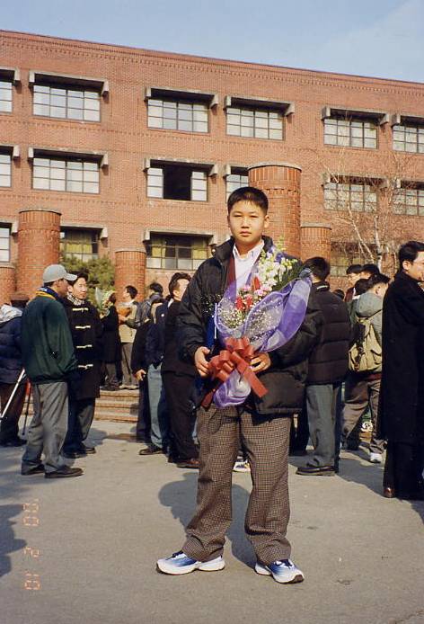 2000년 2월 강호 씨 아들 강석민 군의 서울 보성중학교 졸업 사진. 석민 군은 그해 3월 자발성 뇌실내출혈을 앓고 뇌사에 빠진 뒤 장기기증했다. 심장부터 간, 신장 등 인체에서 이식 가능한 9개 장기를 모두 기증했다. 폐는 한 사람에게 양쪽 모두 전해지면서 총 8명이 새 삶을 이어가게 됐다. 석민 군 아버지 강호 씨 제공