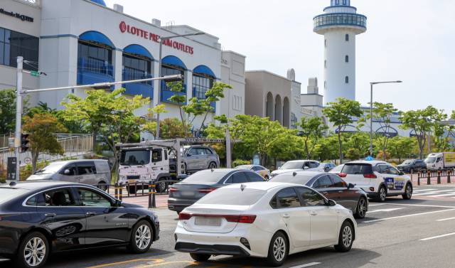 8일 오후 부산 기장군 오시리아 관광단지 내 롯데프리미엄아울렛 인근 도로가 차량들로 정체를 빚고 있다. 김종진 기자 kjj1761@