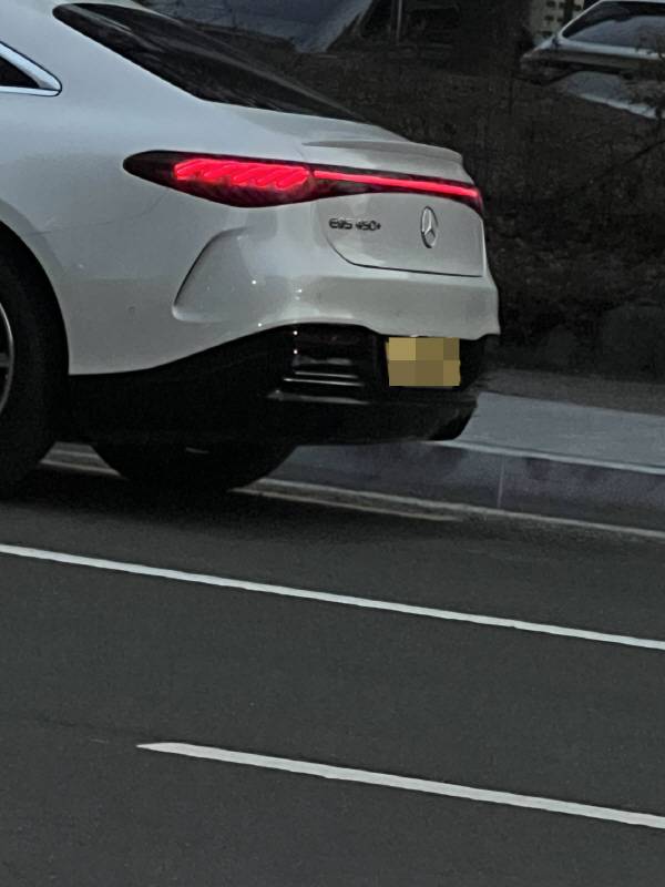 포항에서 유일하게 등록 3년차를 맞은 벤츠 전기 자동차 택시가 현재도 꾸준히 시내 곳곳에 운행하면서 시민 관심을 끌고 있다. 사진은 해당 택시 모습. 포항시 제공