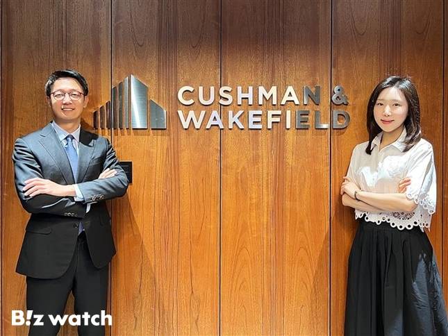 쿠시먼앤드웨이크필드 이지열 이사(왼쪽)와 정예원 기업솔루션팀 과장.(사진=쿠시먼앤드웨이크필드)