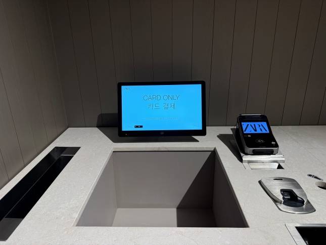 자라 명동 눈스퀘어점 내 '어시스티드 셀프 체크아웃 존'./사진=윤서영 기자 sy@