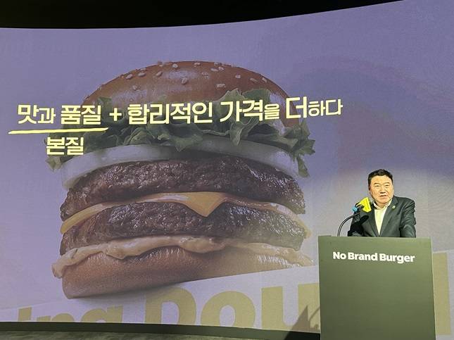 강승협 신세계푸드 대표가 8일 코엑스에서 열린 기자간담회에서 노브랜드 버거 성장 전략에 대해 발표했다. / 사진=정혜인 기자 hij@