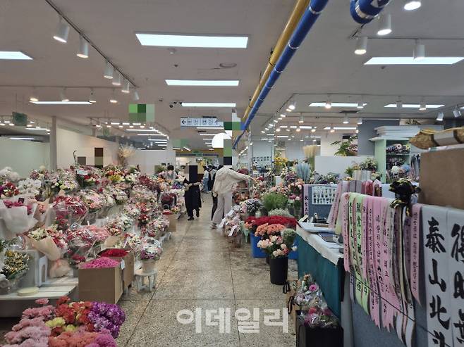 어버이날을 하루 앞둔 7일 오전 서울 서초구 양재동 꽃 시장에 카네이션을 비롯한 각종 꽃이 진열돼 있다. (사진=정윤지 기자)