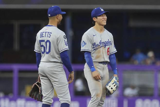 LA다저스 김혜성(오른쪽)이 경기를 승리로 마무리한 뒤 팀동료 무키 베츠와 함께 활짝 웃고 있다. 사진=AP PHOTO