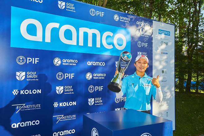김효주가 2024년 5월 열린 LET 아람코 팀 시리즈 개인전에서 우승한 뒤 트로피를 들어 올리며 포즈를 취하고 있다.(사진=아람코 팀 시리즈 대회조직위 제공)