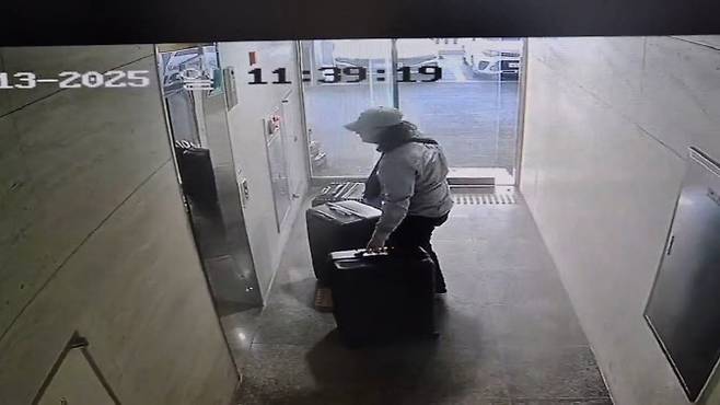 독일에서 마약류를 국내로 들여와 유통시키려다 적발된 20대 외국인 남성이 마약이 든 캐리어를 옮기고 있다. (사진=서울 광진경찰서 제공)