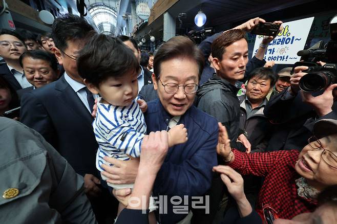 민심을 청취하는 ‘경청 투어’에 나선 이재명 더불어민주당 대선후보가 2일 오전 강원도 철원군 동송시외버스공용터미널 인근에서 어린이를 안아주고 있다. (사진=뉴시스)