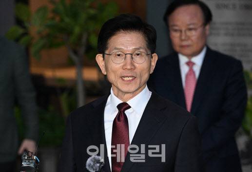 김문수 국민의힘 대선후보가 지난 7일 서울 종로구의 한 식당에서 한덕수 무소속 대선 예비후보와 후보 단일화 관련 회동을 마친 후 입장을 밝히고 있다.(사진=방인권 기자)