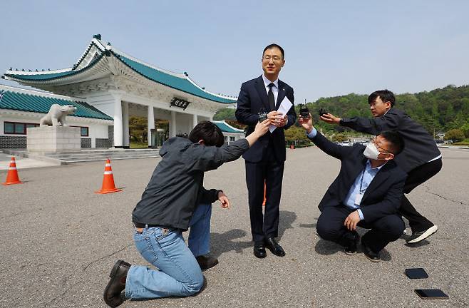 12·3 비상계엄 및 윤석열 전 대통령 탄핵과 관련해 당내에서 탈당 압박을 받아온 김상욱 의원이 8일 서울 동작구 현충원에서 참배 후 탈당 입장을 밝히고 있다.(사진 = 연합뉴스)