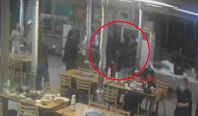 지난해 12월 3일 오전 5시 45분께 식당에서 일행 2명과 함께 패싸움을 벌인 30대 폭력조직원. (사진=연합뉴스)