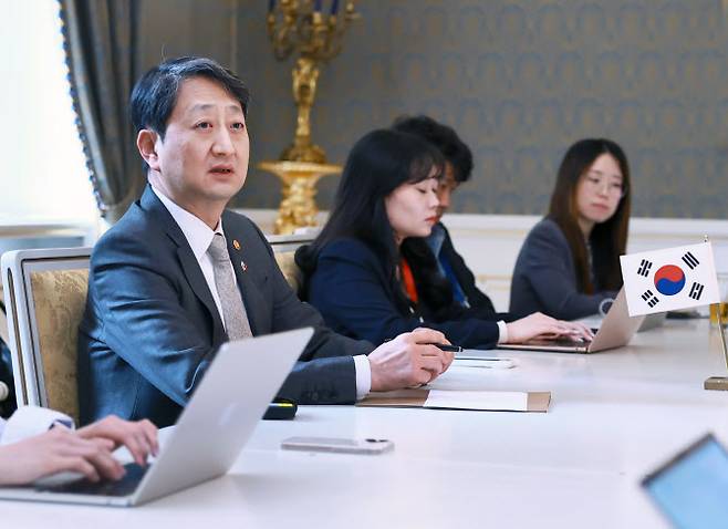 안덕근(왼쪽) 산업통상자원부 장관이 7일(현지시간) 체코 프라하에서 열린 한국 기자와의 차담에서 이날로 예정된 한-체코 원전 계약 연기와 관련해 이야기하고 있다. (사진=산업부)