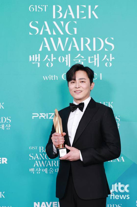 5일 오후 서울 강남구 코엑스 D홀에서 열린 '제61회 백상예술대상 with 구찌'의 부문별 수상자들이 백스테이지에서 트로피 세리머니를 하고 있다. 박세완 엔터뉴스팀 기자 park.sewan@jtbc.co.kr