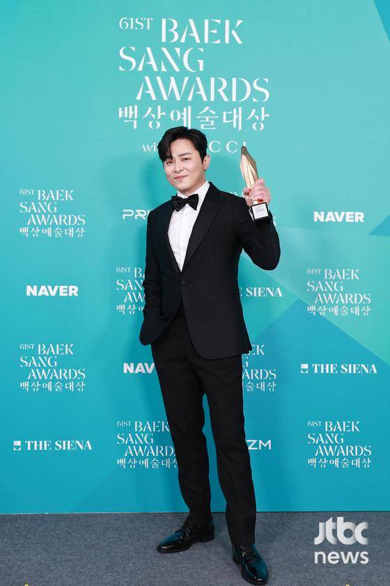 5일 오후 서울 강남구 코엑스 D홀에서 열린 '제61회 백상예술대상 with 구찌'의 부문별 수상자들이 백스테이지에서 트로피 세리머니를 하고 있다. 박세완 엔터뉴스팀 기자 park.sewan@jtbc.co.kr