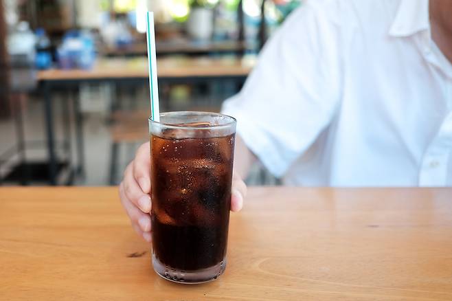 설탕은 콜라 등 탄산음료에도 많이 들어 있다.  콜라 500ml 한 병에 각설탕 17개에 해당하는 설탕(자당)이 들어 있는 것으로 알려져 있다. 하지만 '콜라 제로 제품'엔 설탕이 들어 있지 않다. 그 대신 단맛을 강하게 내는 인공감미료가 들어 있다.[사진=게티이미지뱅크]