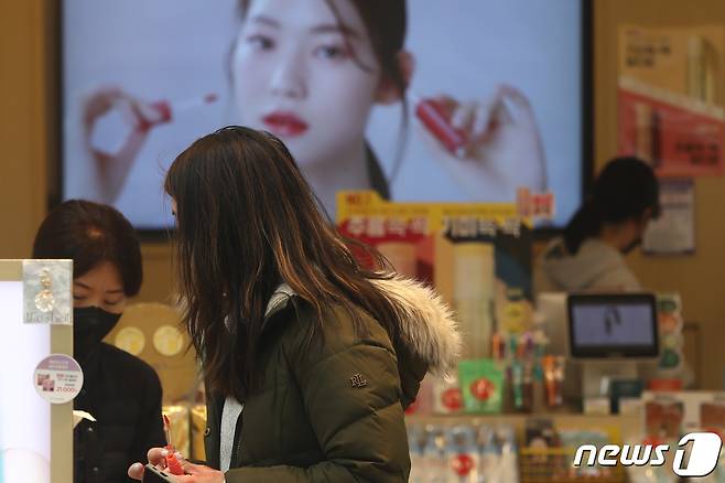 서울 중구 명동거리를 찾은 외국인이 화장품을 고르고 있다. (자료사진) 2023.3.21/뉴스1 ⓒ News1 김민지 기자