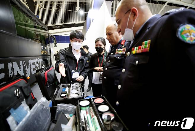 외국 경찰관들이 인천 연수구 송도컨벤시아에서 열린 국제치안산업대전에서 지문채취 장비를 살펴보고 있다. 2022.10.19/뉴스1 ⓒ News1 정진욱 기자