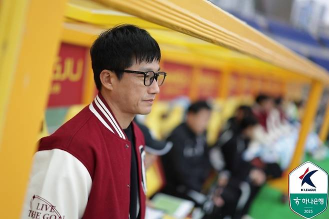 좋은 스토리를 쓰고 있는데 불필요한 내용들이 끼어들고 있다. 그는 더 이상 비주류도 아니다. 그의 길을 따라가려는 후배들도 많다는 것을 생각해야 한다. (한국프로축구연맹 제공)