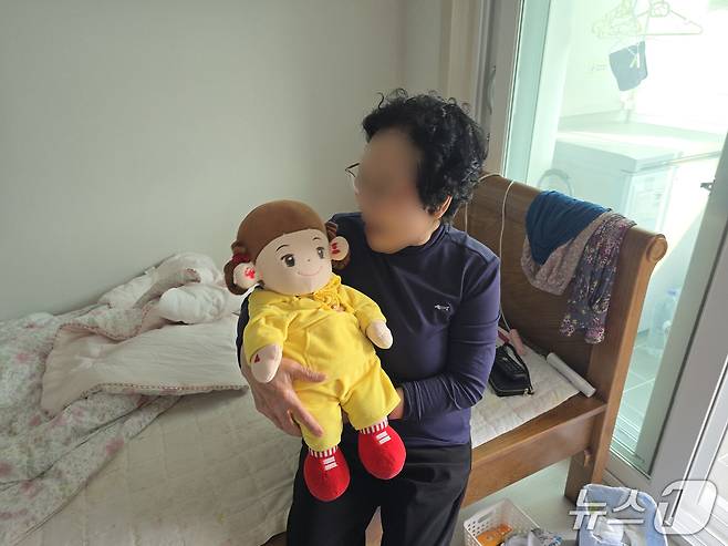 AI돌봄인형을 안고 있는 노인.(대구 수성구 제공.재판매 및 DB금지)