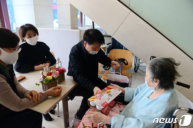 어버이날인 8일 오전 광주 북구 동행재활요양병원에서 가족들이 입소 환자 어머니에게 빙그레 요플레를 건네고 있다. 2023.5.8/뉴스1 ⓒ News1 이승현 기자