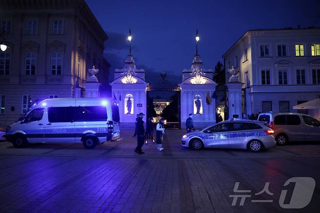 폴란드 바르샤바 대학교에서 한 남성이 도끼로 사람들을 공격해 1명이 사망했다. 25.05.07 ⓒ 로이터=뉴스1 ⓒ News1 김예슬 기자