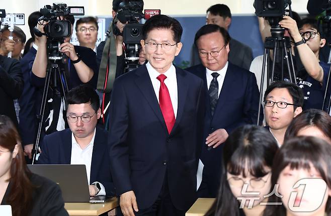 김문수 국민의힘 대통령 후보가 8일 오전 서울 여의도 자신의 캠프 사무실에서 단일화 관련 긴급 기자회견을 하기 위해 입장하고 있다. 2025.5.8/뉴스1 ⓒ News1 김민지 기자