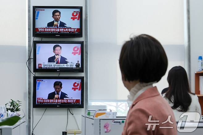 8일 오전 서울 여의도 국회 국민의힘 원내대표 비서실에 김문수 대통령 후보 긴급 기자회견 생중계 화면이 나오고 있다. 김 후보는 당 지도부를 겨냥해 "이 시간 이후 강제 후보 단일화라는 미명으로 정당한 대통령 후보 김문수를 끌어내리려는 작업에서 손을 떼라＂고 말했다. 2025.5.8/뉴스1 ⓒ News1 안은나 기자